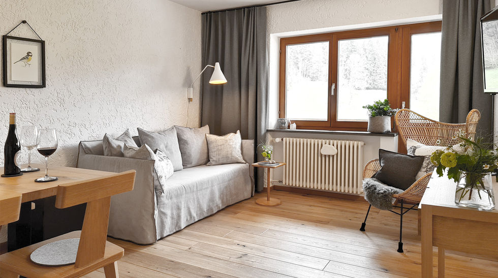 Heller Wohn- und Essbereich der Ferienwohnung Blaumeise