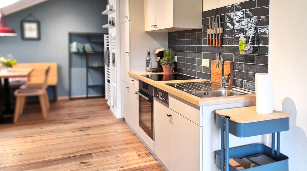 Offene Küche mit Blick in den Essbereich der Ferienwohnung Amsel