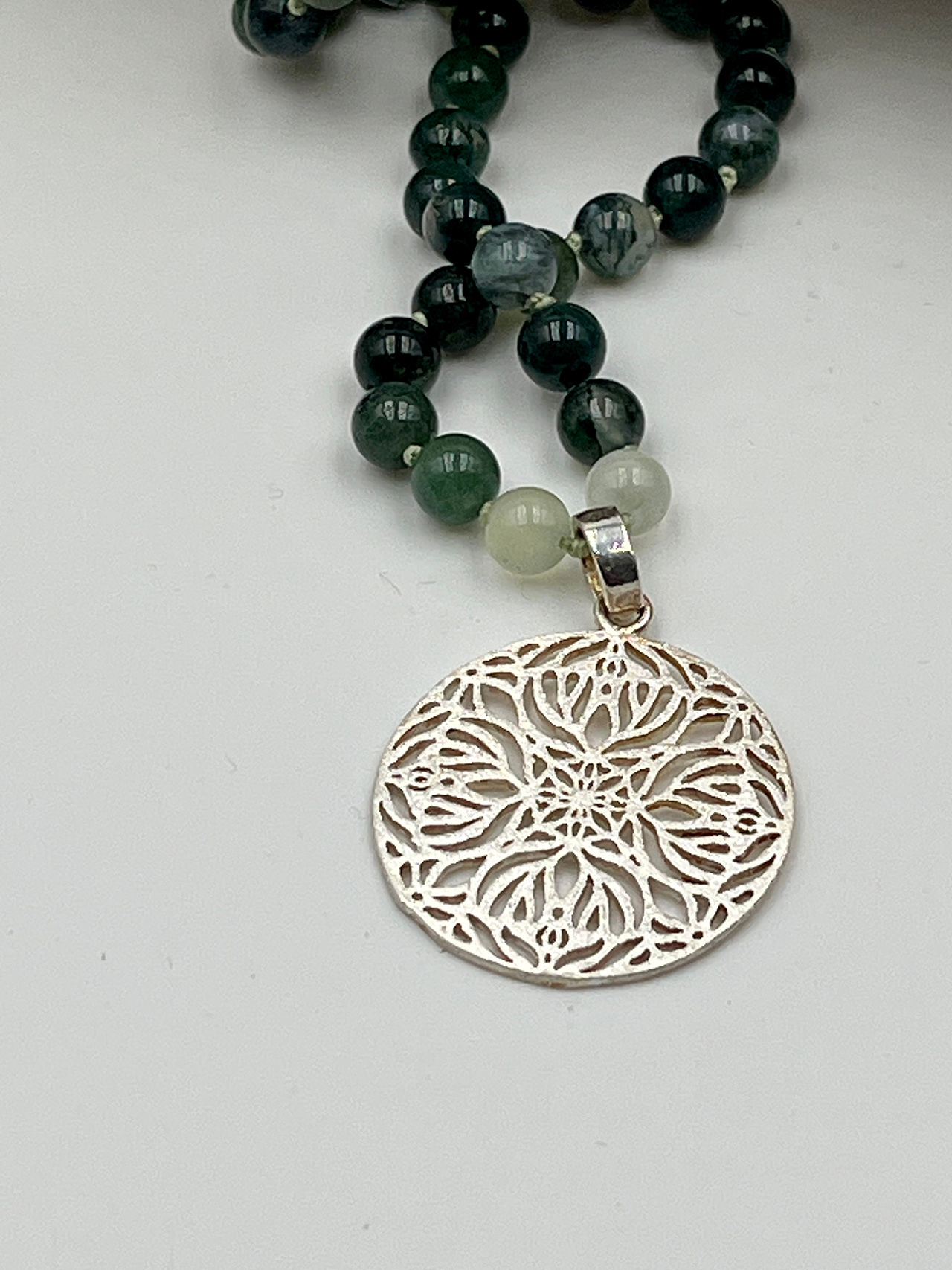 Malakette mit Moosachat, Serpentin und silbernem Amulett