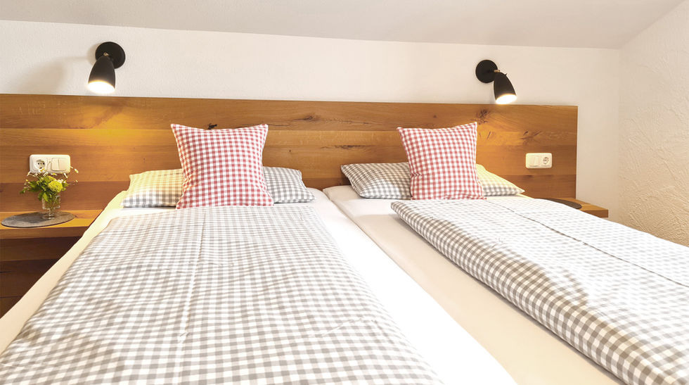 Schlafzimmerdetail Doppelbett in der Ferienwohnung Amsel