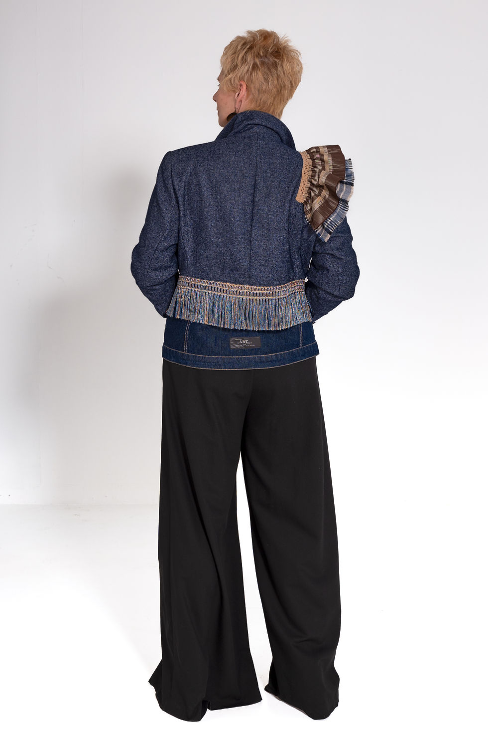 Sīktēls: Žakete ar bārkstīm un volānu