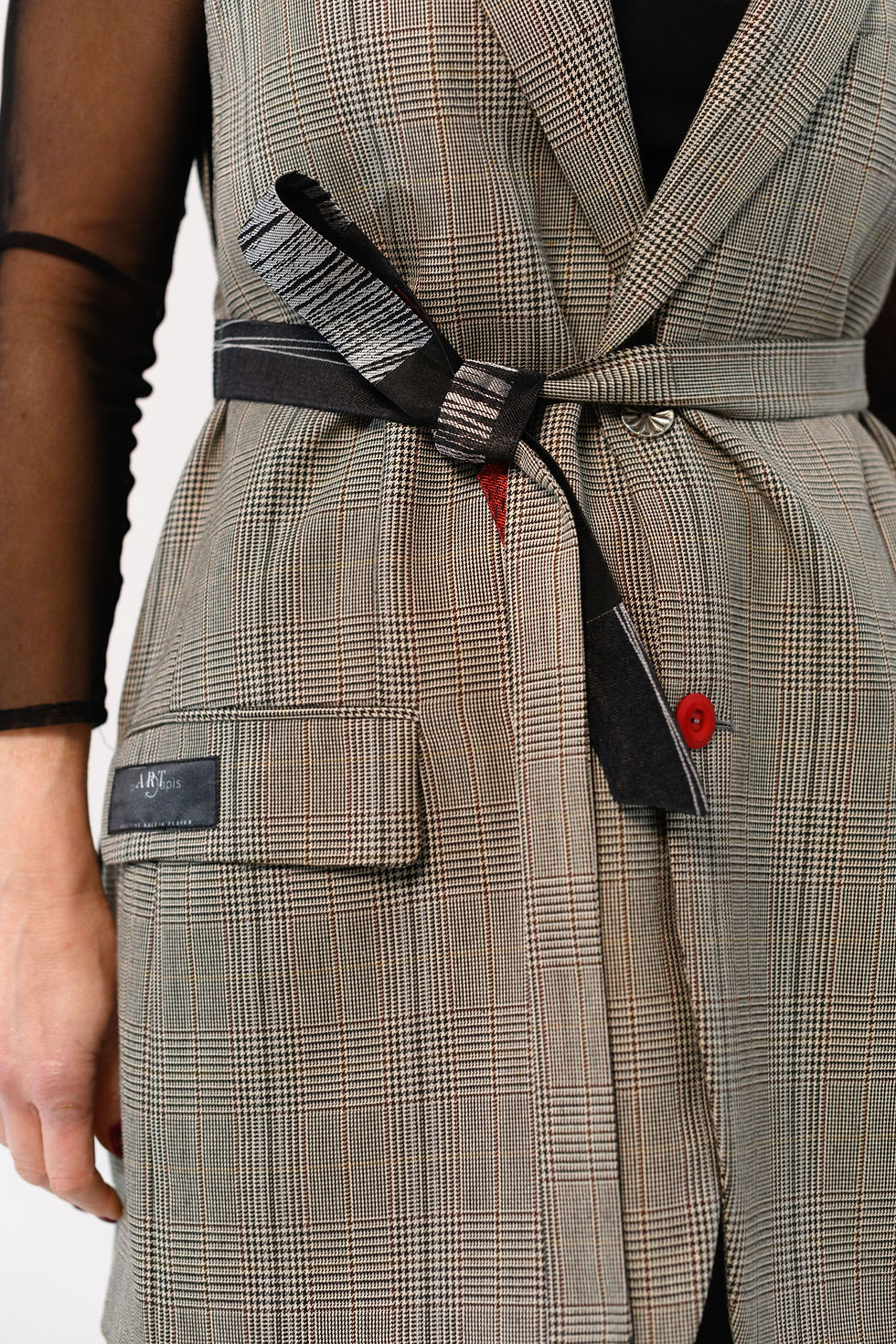 Thumbnail: Smalkrūtu pelēka veste ar raibu jostu