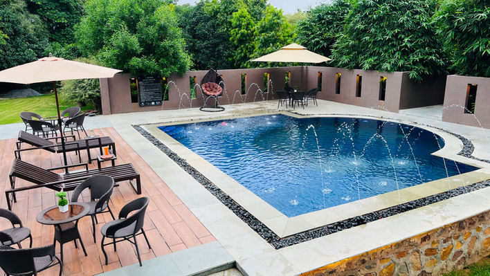 swimming pool in resort in gurgaon 