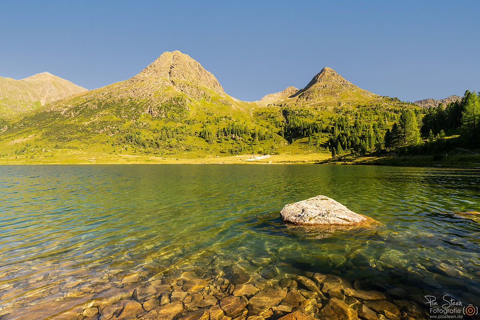 Ein Bergsee. Übernachten ist weit und breit nicht gestattet. Das nächste Dorf weit im Tal.