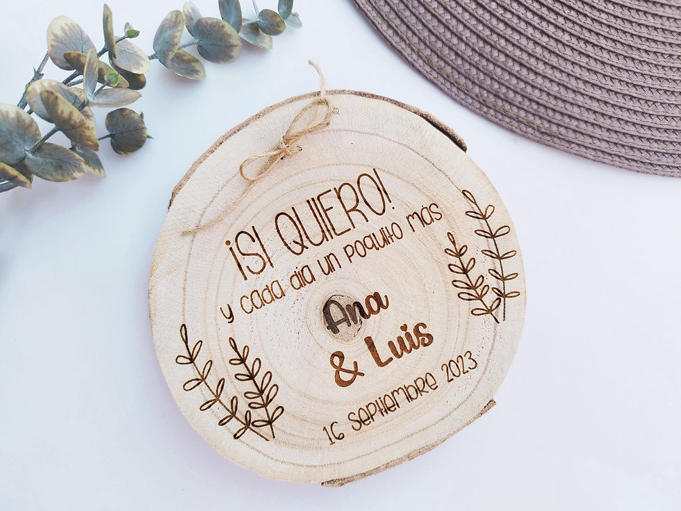 Rodaja porta alianzas de madera natural para boda grabada