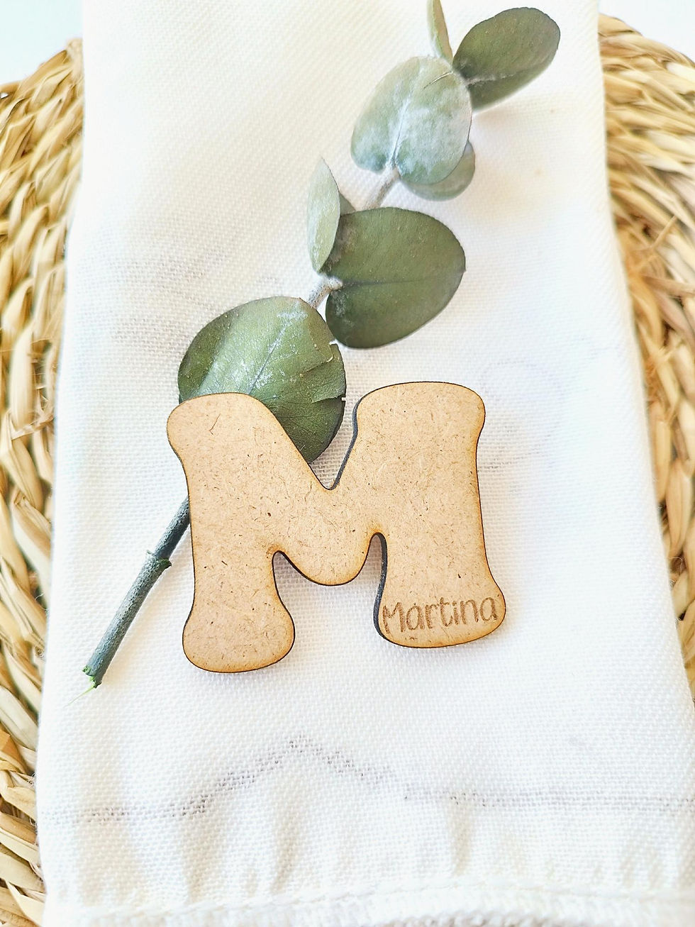 Miniatura: Marcasitios de madera forma de inicial grabado con el nombre