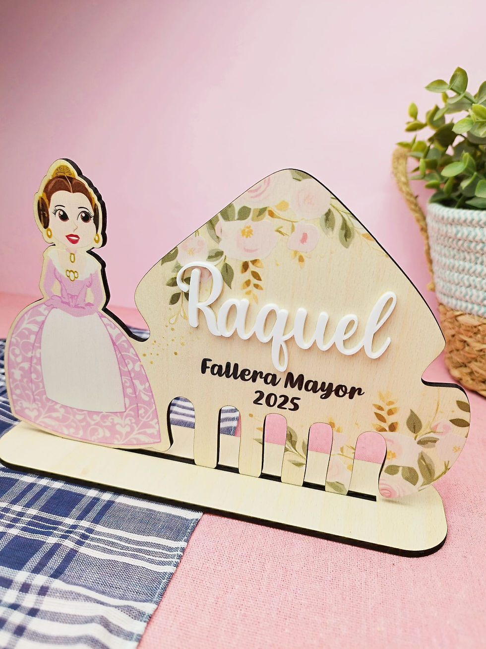 Miniatura: trofeo de madera en forma de peineta y fallera personalizado con nombre y cargo regalo fallera fallas