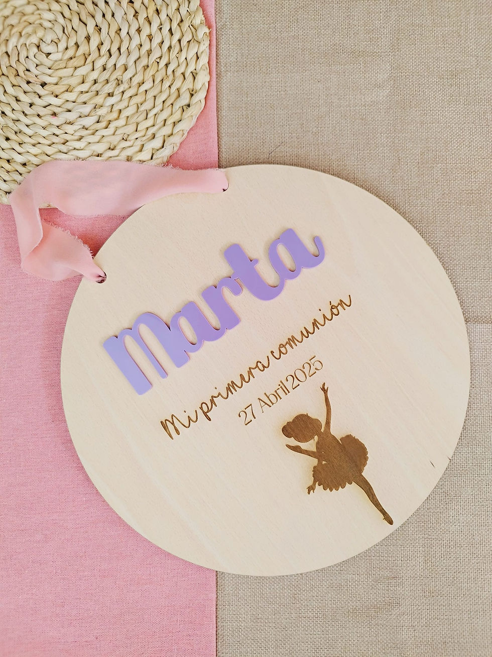 Placa de madera con nombre personalizado para comunion con cinta de colgar