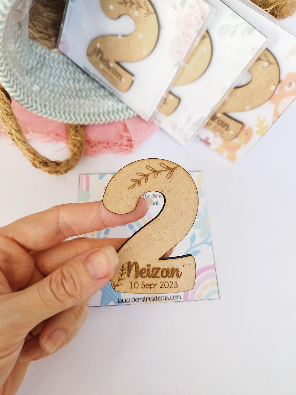 Imán de madera modelo numero con los datos grabados