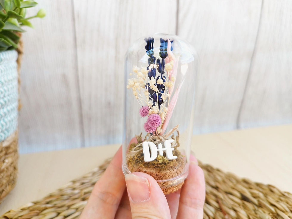Mini cupulas de cristal con flor preservada e iniciales para regalo de boda