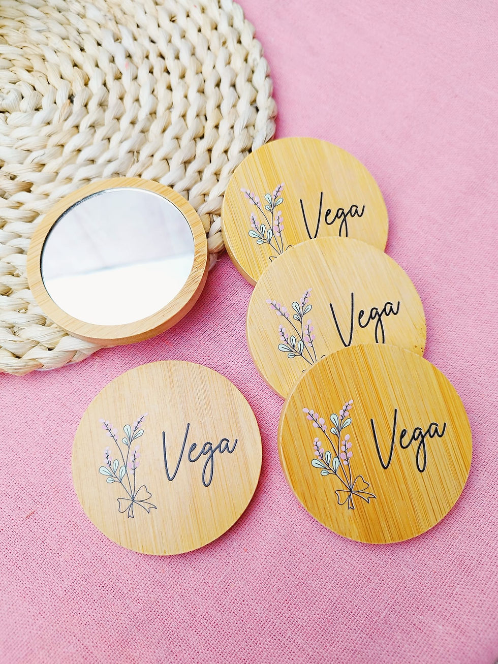Miniatura: espejo de madera personalizado con el nombre de la invitada para regalo de boda comunion bautizo