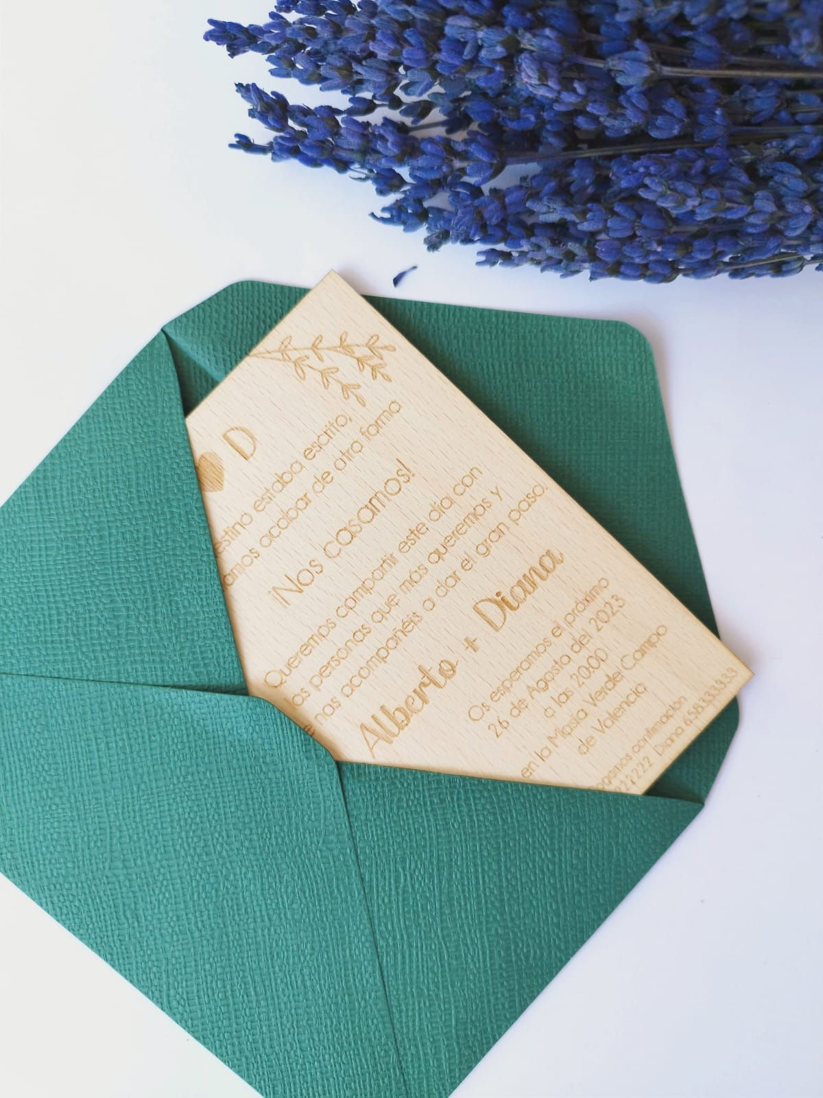 Invitación de madera para boda con sobre