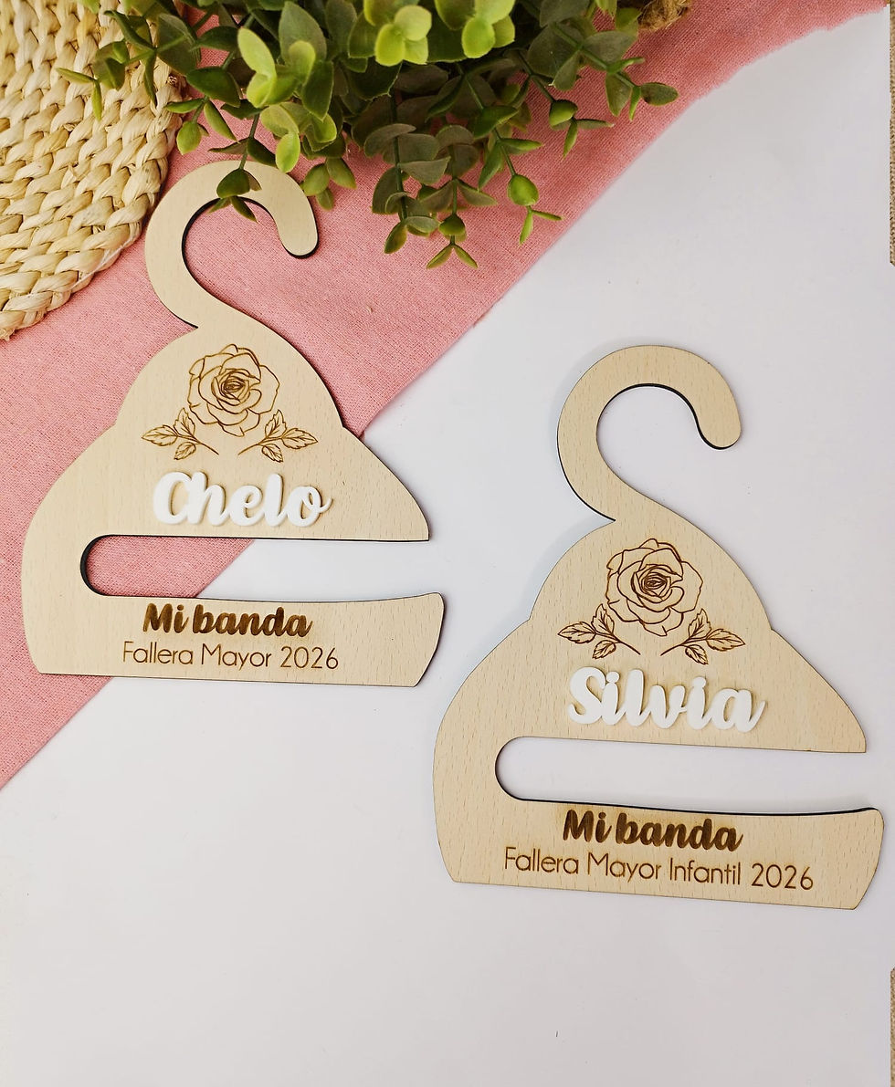 percha de madera para colgar la banda fallera personalizada