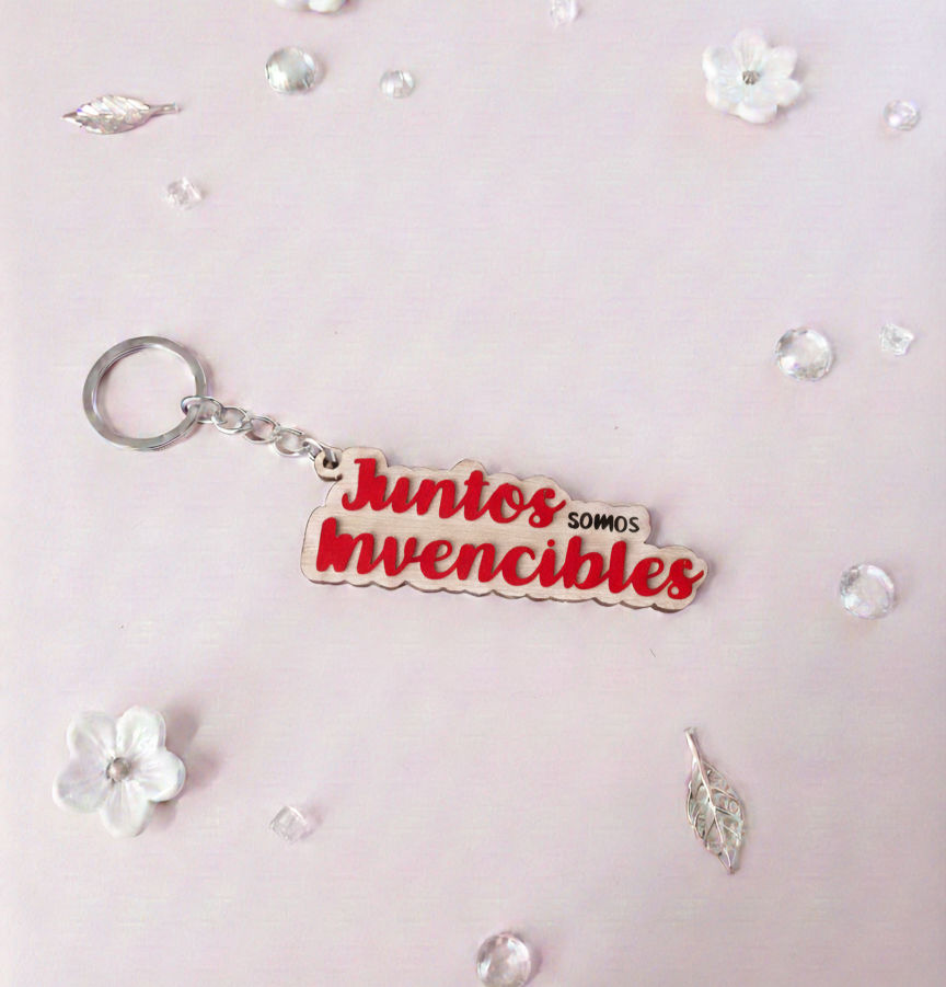 Miniatura: llavero de madera con frase Juntos somos invencibles como regalo de san valentin a tu pareja o amigos