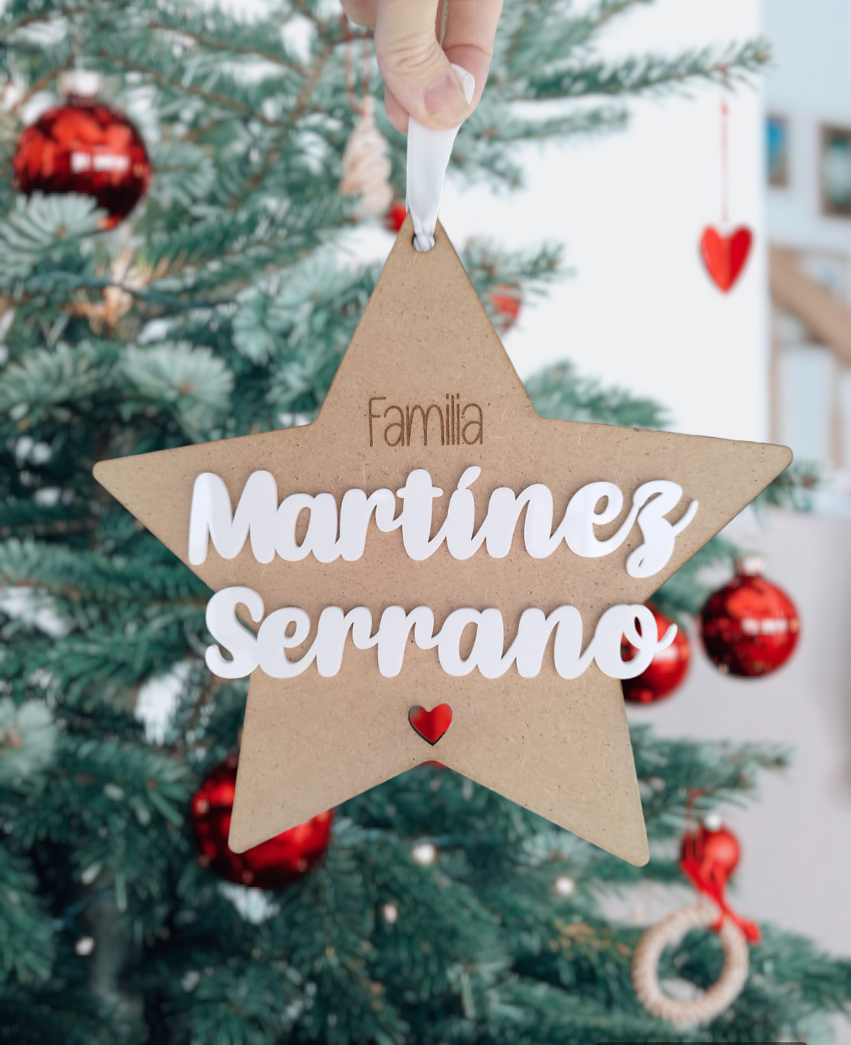 Estrella de madera personalizada con los apellidos de la familia en acrilico blanco