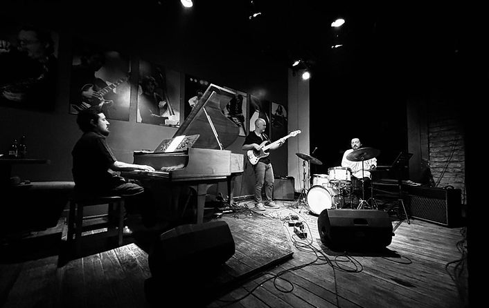 Ensamble Mestizo tocando en Thelonious lugar de Jazz | Raimundo Barria, Hugo Jara y Daniel Gazmuri