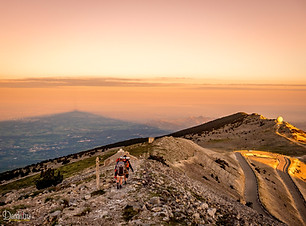L'ombre matinale du Mont Ventoux s'étend sur la Vallée du Rhône