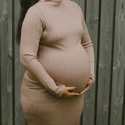 Mounica’s Graceful Maternity Session – A Blend of Tradition and Modern Elegance