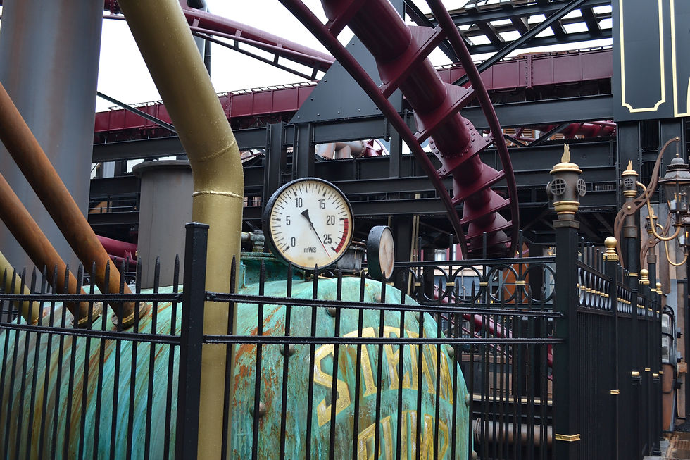 Entrée Rookburgh - Land 2020 - Phantasialand - F.L.Y. - Launch Flying Coaster - fumée - launch vekoma