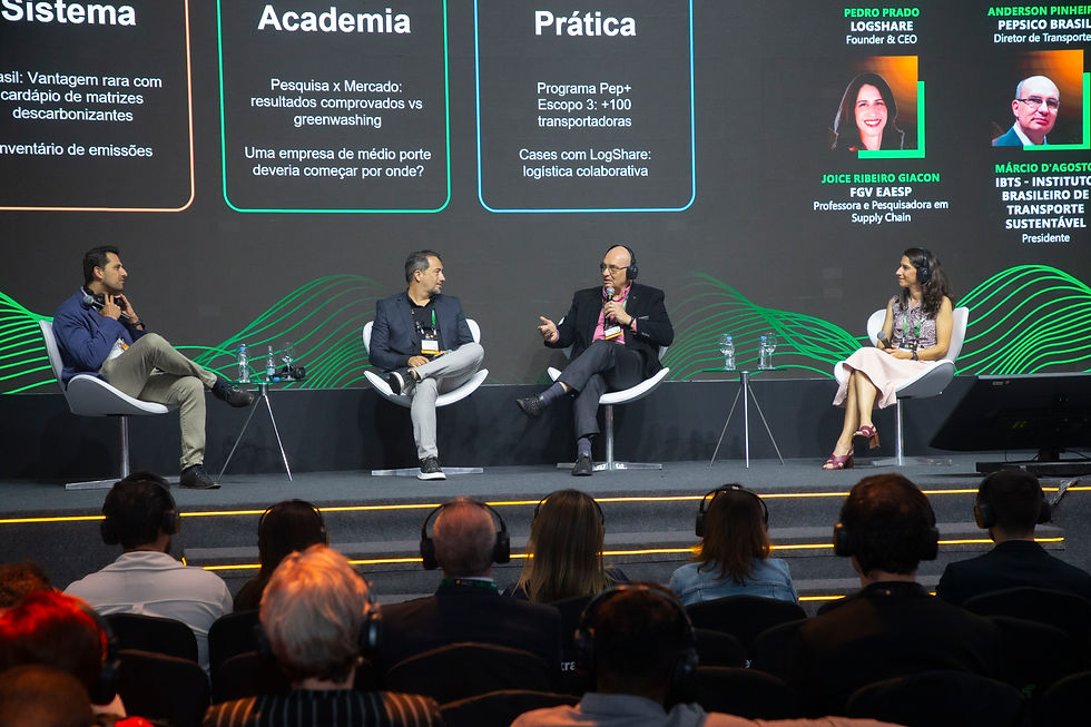 Painel mediado por Pedro Prado, CEO da LogShare, o encontro reuniu Anderson Pinheiro, diretor de Transportes da PepsiCo Brasil; Joice Ribeiro Giacon, professora e pesquisadora da FGV EAESP; e Márcio D’Agosto, presidente do Instituto Brasileiro de Transporte Sustentável.