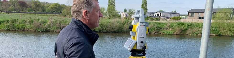 Zoom95 next to a river 