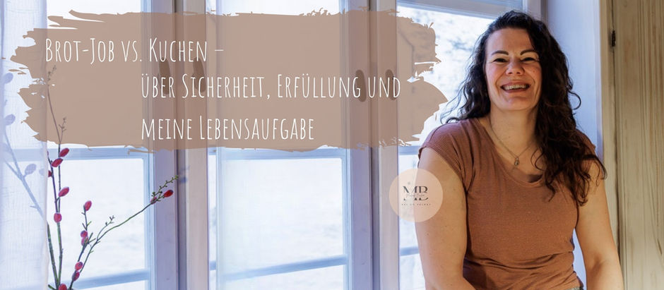 Fröhlich lachende Frau, die auf einer Fensterbank sitzt
