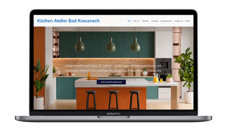 Laptop mit der Startseite der Website von Küchenatelier.net aus Bad Kreuznach – Referenzprojekt im Webdesign-Portfolio.