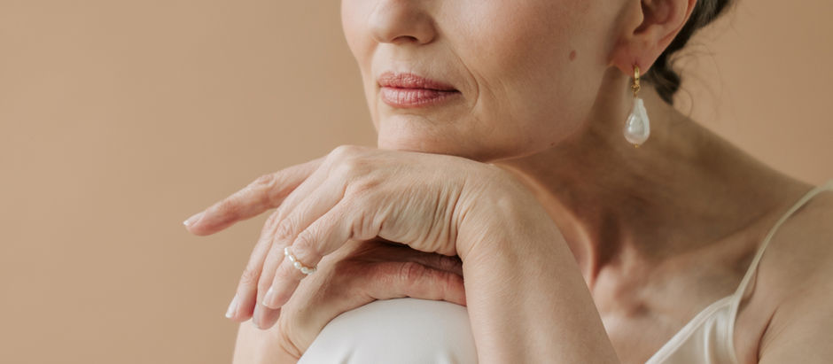 Siero antimacchie viso: come sceglierlo, quali attivi cercare e come usarlo dopo i 50