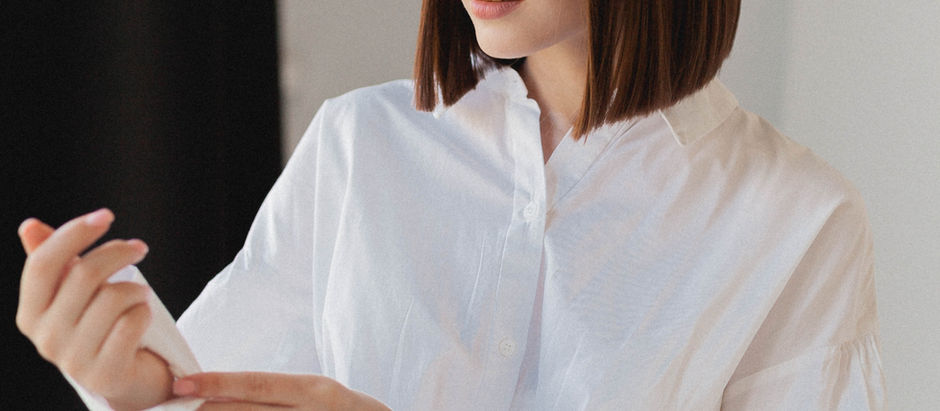 Camicia Bianca Estate Over 50: 7 Modelli Essenziali e 20 Outfit per uno Stile Elegante e Senza Tempo