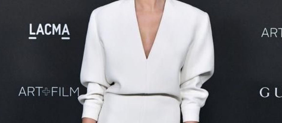 CLOUD DANCER BIANCO ELEGANTE OVER 50 ABBINAMENTI STYLING 