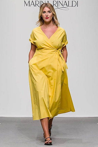 che-sia-benedetta-la-moda-abito-giallo-curvy-pancia
