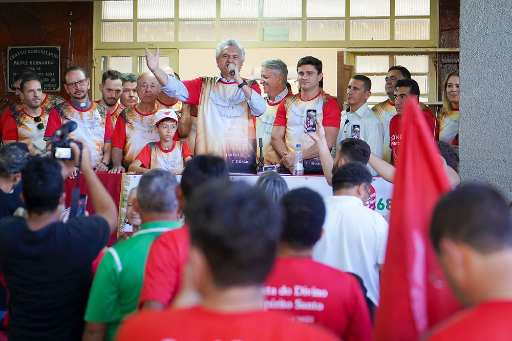 Caiado participa da Folia de Rua da Festa do Divino Espírito Santo, em Luziânia