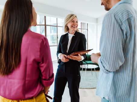 Persona revisando documentación inmobiliaria con la ayuda de un detective privado en Cuenca