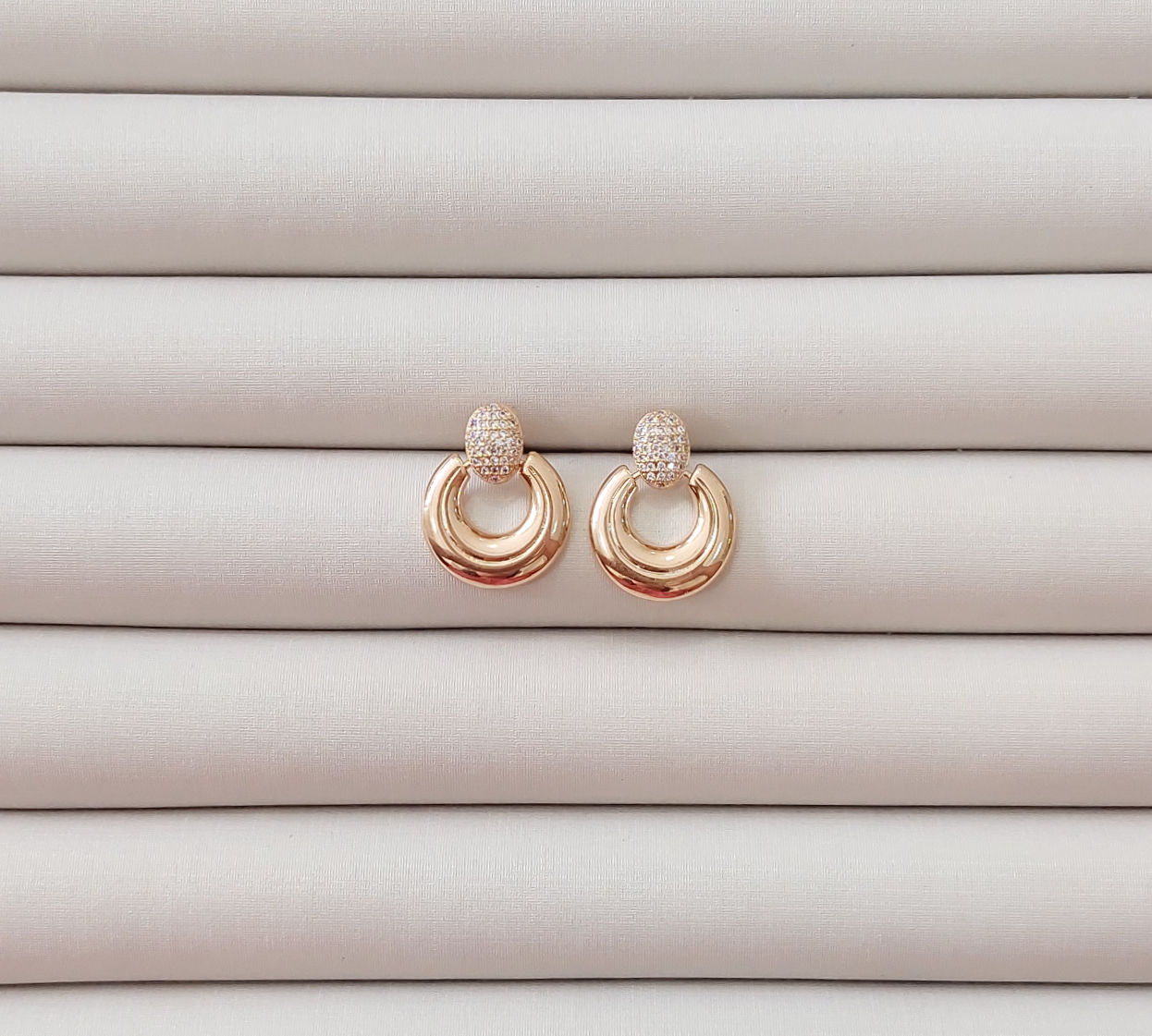 BRINCO OVAL MICRO CRISTAL ARO LISO