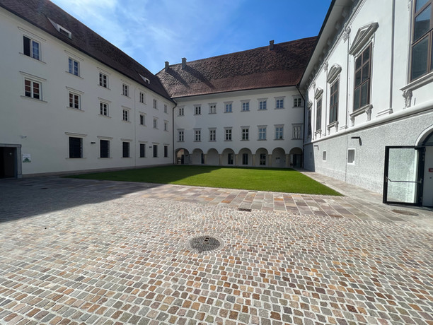 Minoritensaal Graz 
Material: Porpyhr Bahnen und Kleinstein 
Oberfläche: Spaltrauh 

Kanfanar Shells Bodenplatten 
Oberfläche: sandgestrahlt u. 
gebürstet