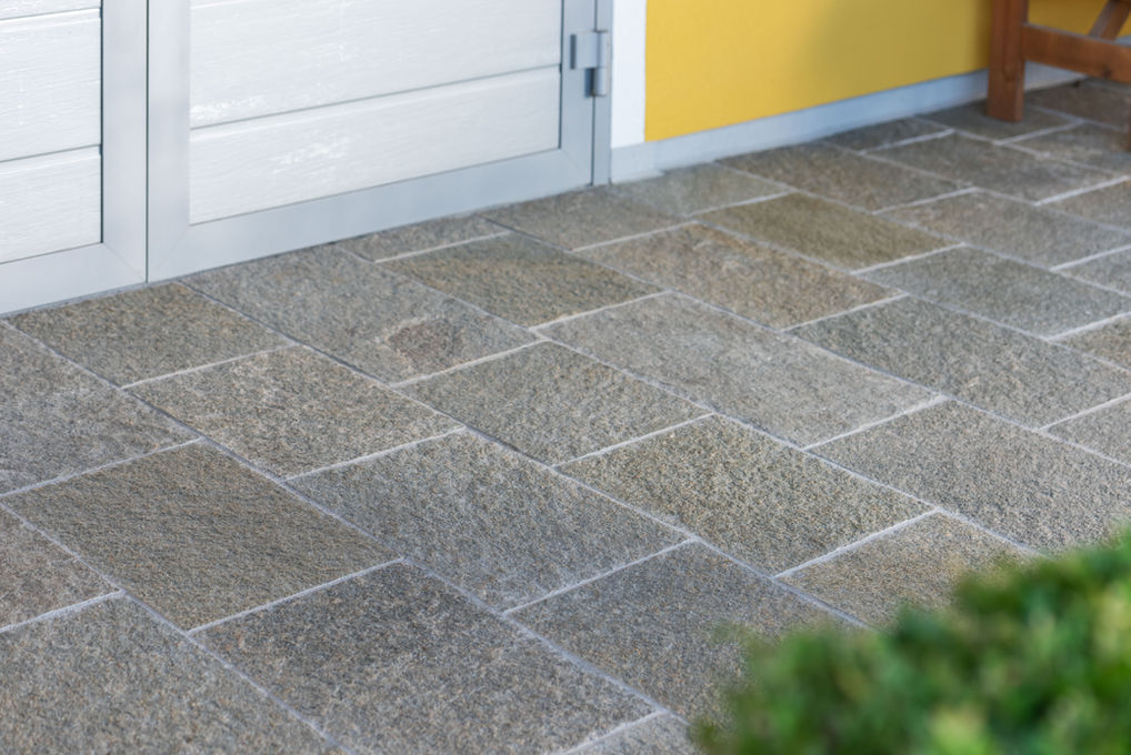 Privathaus Südsteiermark
Material: Luserna Gneis, Oberfläche: spaltrau,
Kanten: gesägt, Farbe: Gelbmix