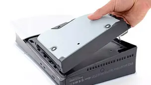 Imagem conceitual de um console PlayStation futurista acompanhado de um drive de disco externo destacável.