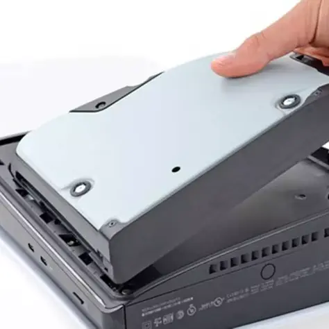 Imagem conceitual de um console PlayStation futurista acompanhado de um drive de disco externo destacável.