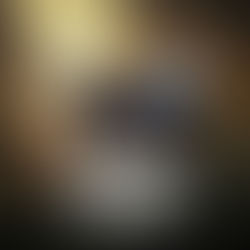 Imagem promocional de Dying Light: The Beast mostrando Kyle Crane em modo bestial enfrentando zumbis em uma cidade devastada.