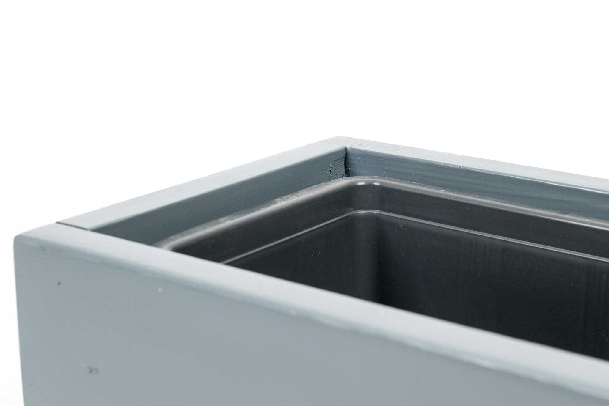 Niisutussüsteemiga sisemine plastikkast puidust lillekastis