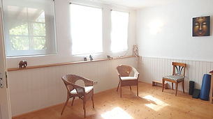 lichtdurchfluteter Praxisraum