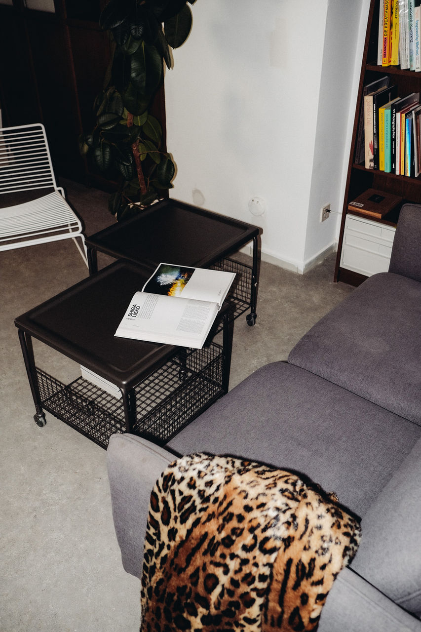 Lounge aconchegante no Space Of Hearts, espaço de arte em Berlim com livros, plantas e clima comunitário.