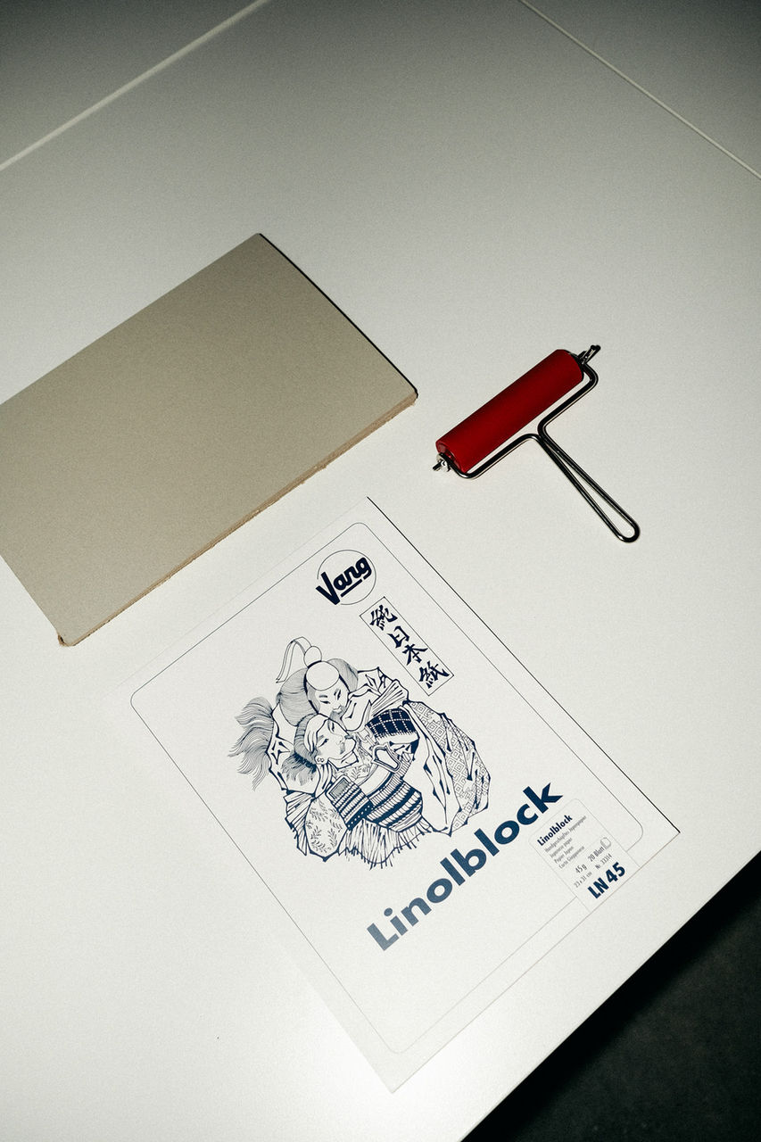 Foto detalhada do ambiente de trabalho criativo no Space Of Hearts, estúdio de expressão artística sediado em Berlim.