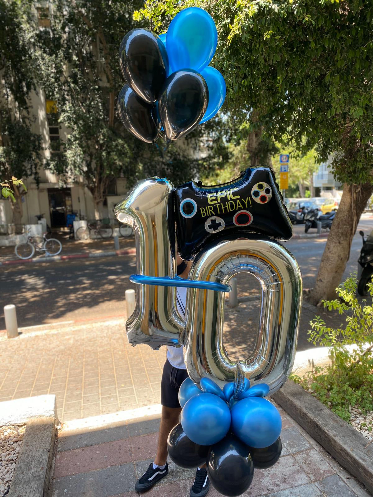 סטנד בלונים לגיימר ספרות ושלט משחק כחול שחור ענק