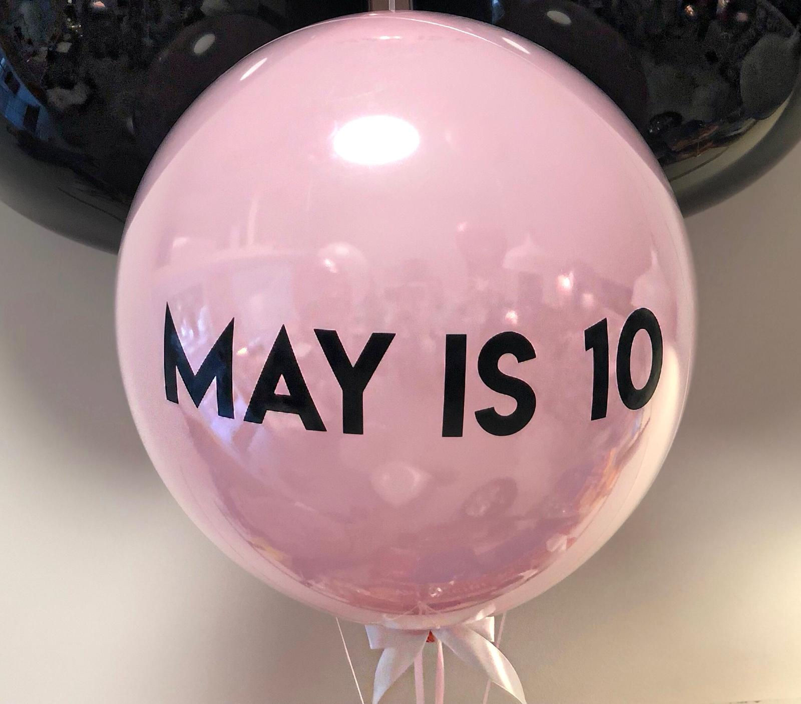 בלון ורוד מבריק מיוחד גודל L עם כיתוב שחור