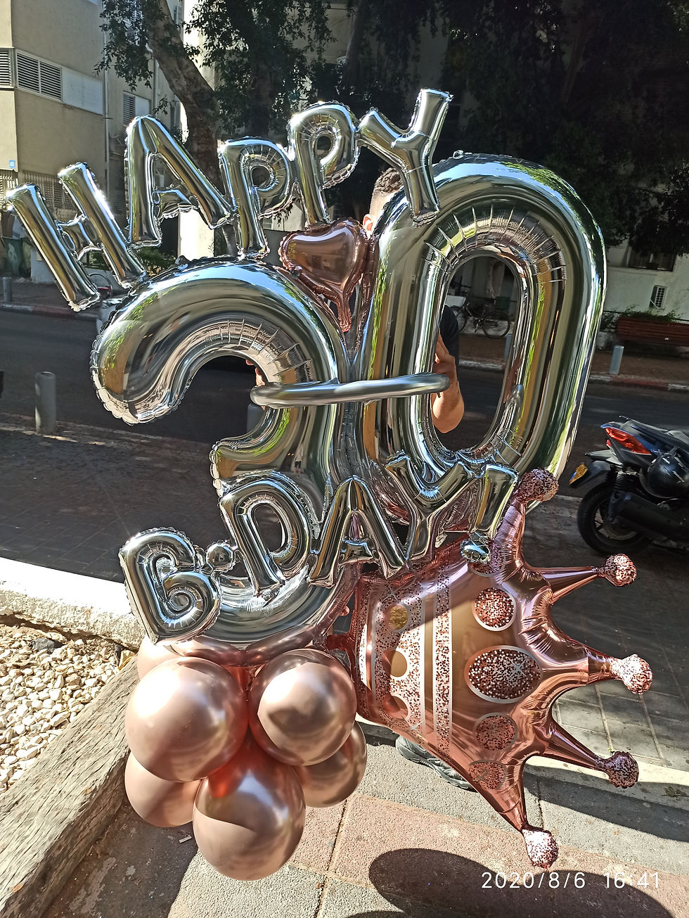 תמונה ממוזערת: סטנד סול גבוה רחב עם ספרות שלט מזל טוב כתר ענק לב על בלוני כרום