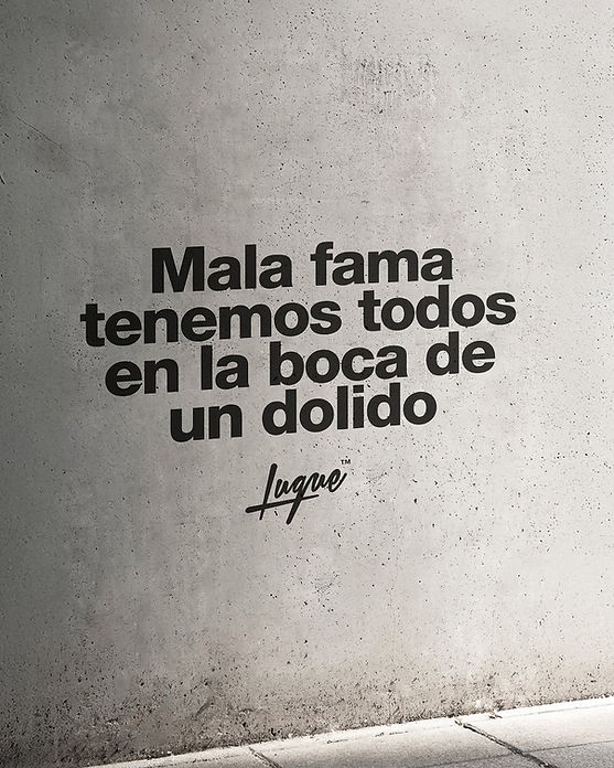 "Mala fama tenemos todos en la boca de un dolido", es una reflexión popular que se ha vuelto viral en redes sociales.
La subjetividad de la reputación:
Sugiere que la imagen que otros tienen de nosotros no siempre es una verdad objetiva, sino una construcción basada en los sentimientos de quien habla.
El resentimiento como motor:
Cuando alguien está "dolido" (herido, despechado o resentido), tiende a hablar mal de los demás para justificar su propio dolor, aminorar su culpa o intentar dañar a quien percibe como la causa de su malestar.
Lección de perspectiva:
Funciona como un recordatorio para no tomar de forma personal las críticas de personas que tienen un conflicto emocional no resuelto con nosotros.
Contexto y Autoría
La firma que aparece debajo del texto, Luque, pertenece a Álvaro Luque, un conocido conferencista y consultor de negocios que suele compartir este tipo de frases sobre mentalidad, liderazgo y relaciones humanas.
Esta frase es parte de una serie de reflexiones similares, como:
"Mala fama tenemos todos en la boca de un envidioso".
"Mala fama tenemos todos en la boca de un mediocre".