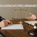 Escena de consulta jurídica en una sala de reuniones: un abogado y su cliente revisan documentos legales relacionados con una solicitud de diligencias preliminares en el ámbito civil.