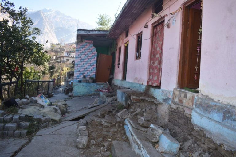 Cracks in homes of Joshimath, photo by Satyam Kumar | Source: Mongabay India