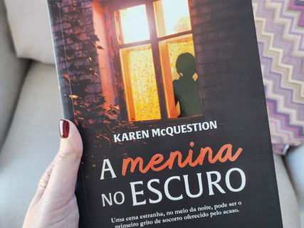 capa do livro a menina no escuro